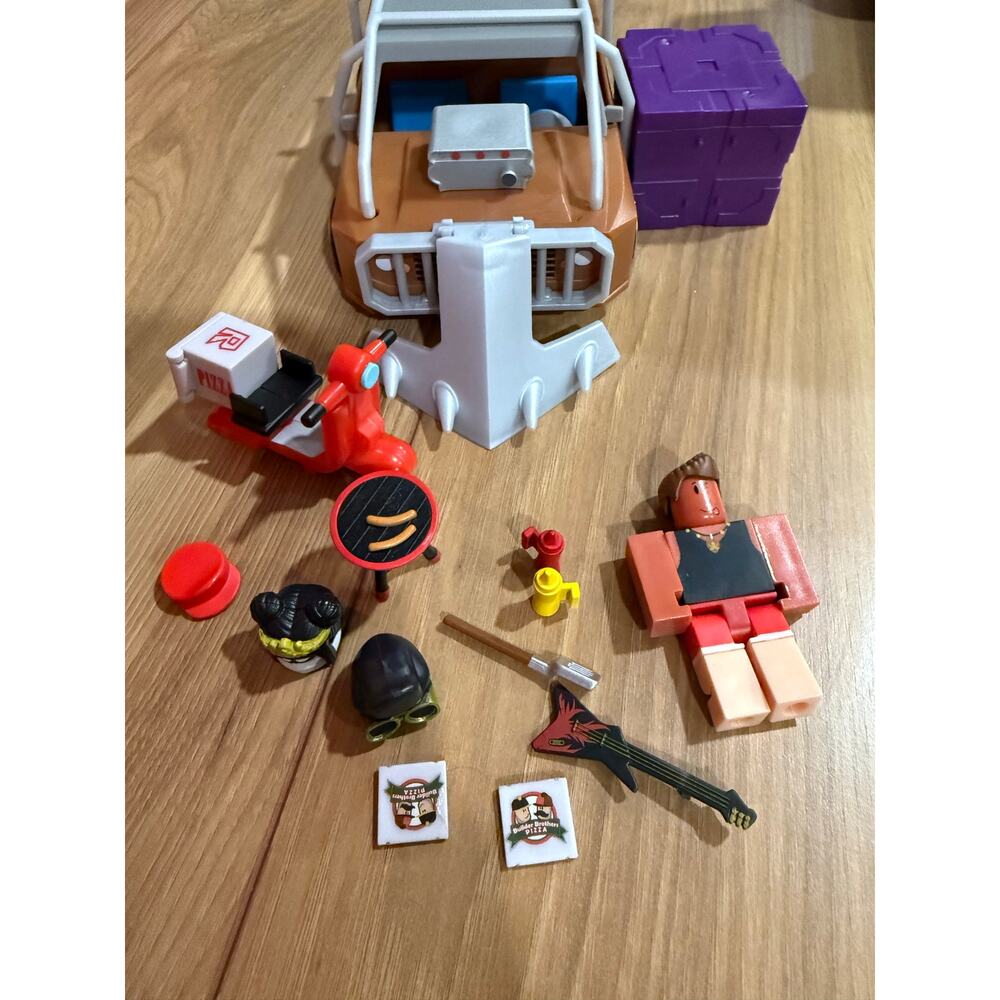 Roblox Brookhaven Vehicle & Figure Lot w/ Accessories (Incomplete)